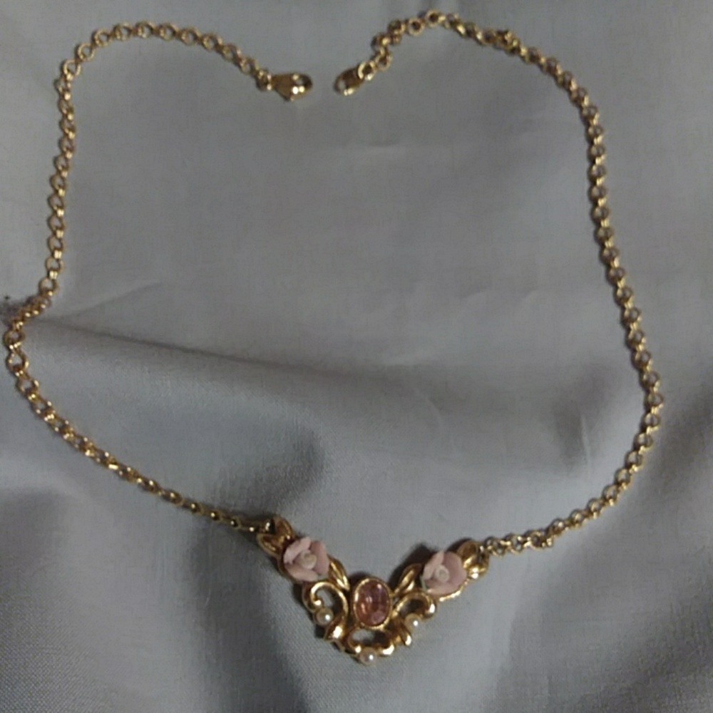 Sale$7. 18-inch gold tone necklace set.